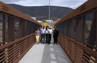 凯伦和社区成员走过一座桥.