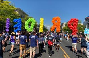 丹佛同志游行上写着“骄傲”的气球.